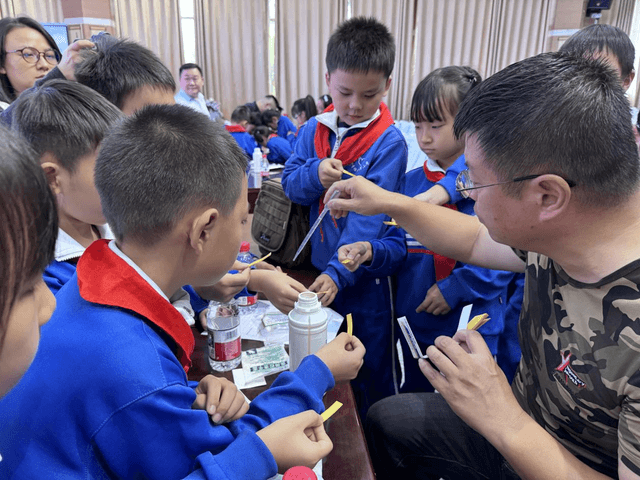 湖南雨花:共“童”守望 呵护圭塘河