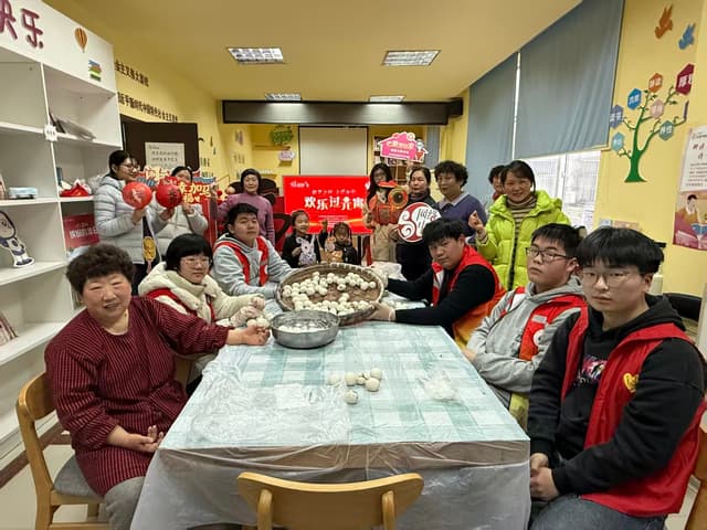 戎耀映元宵 邻里共团圆