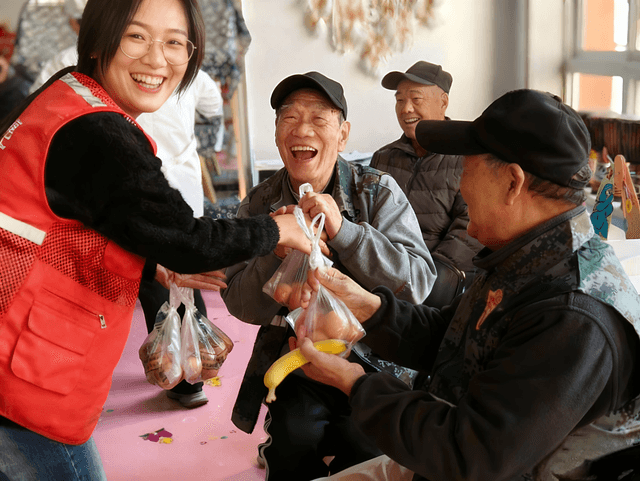 一碗长寿面,一朵纸杯花: 景湖社区重阳节上演温情“双向奔赴”